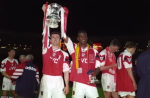 พบกับพอลเดวิส